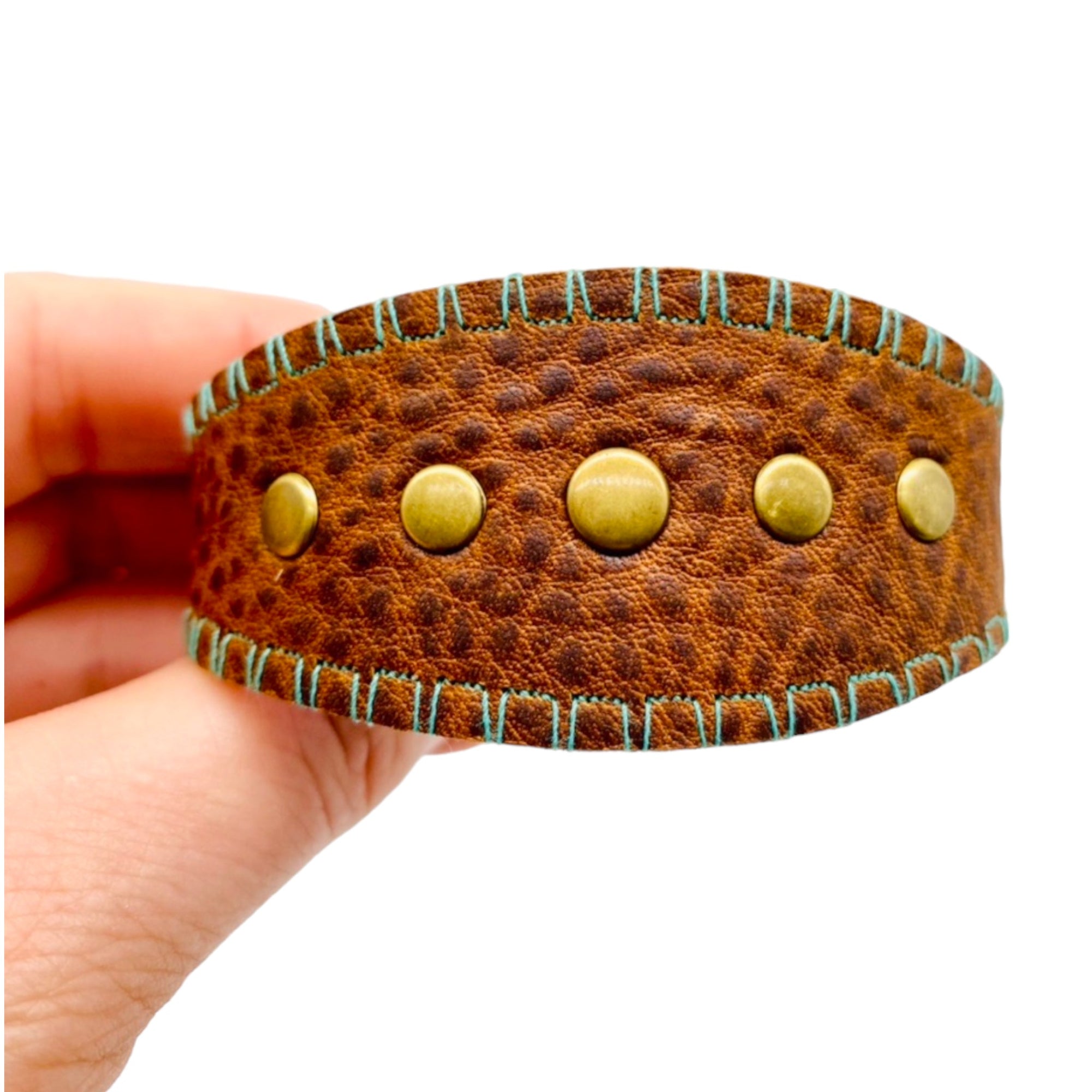 Medium curve cuff/rivets in middle