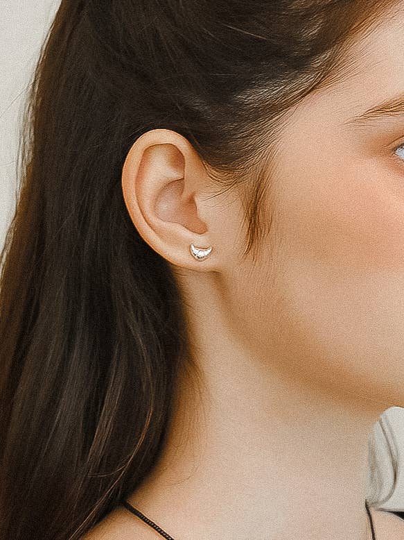Flânerie by MAIQ - Gaëlle 18K Gold Petite Croissant Stud