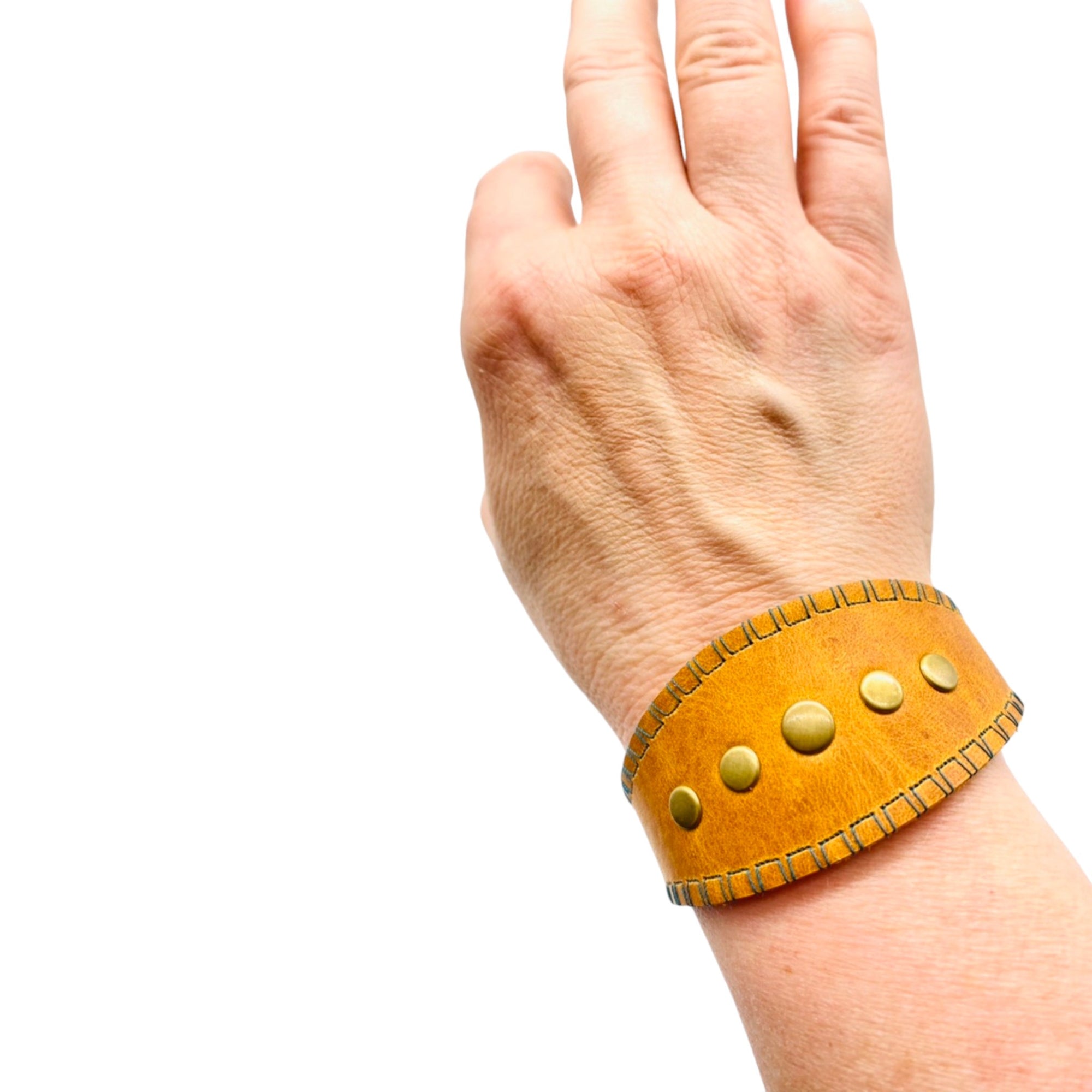 Medium curve cuff/rivets in middle