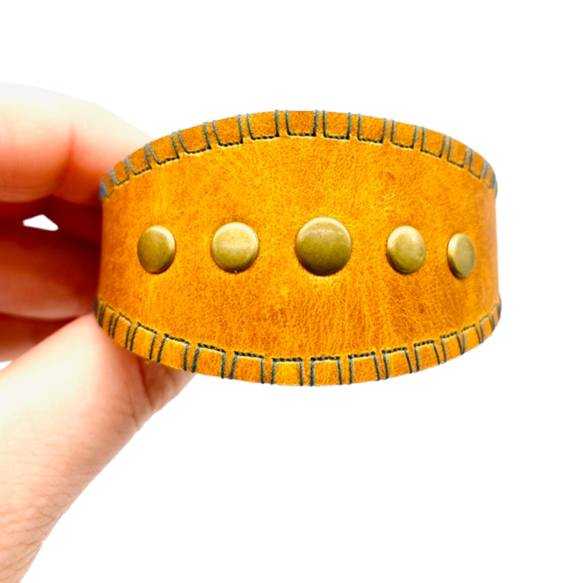 Medium curve cuff/rivets in middle