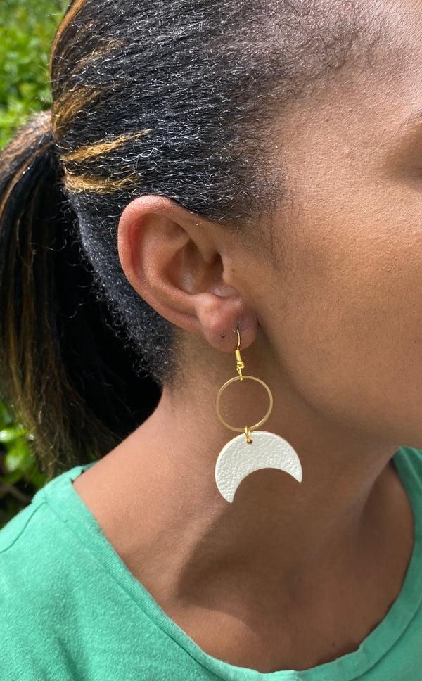 Inverted crescent w/brass circle