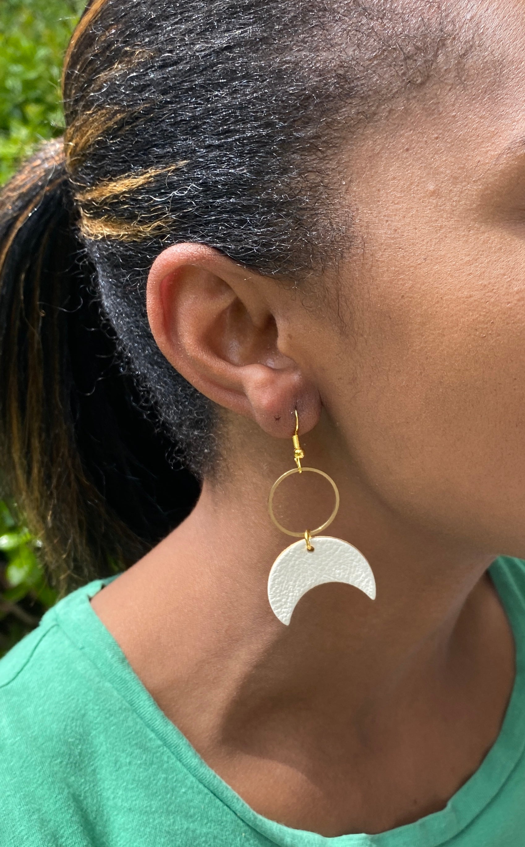 Inverted crescent w/brass circle