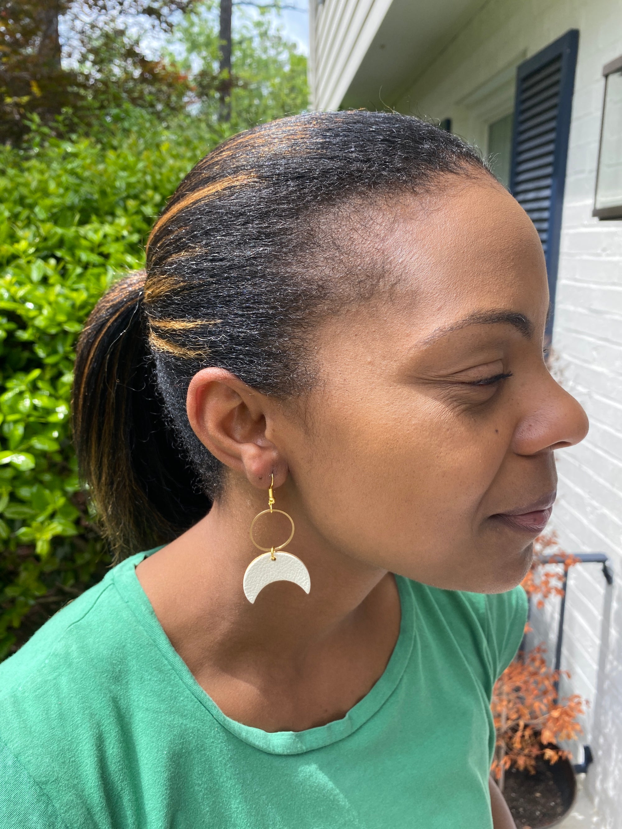 Inverted crescent w/brass circle