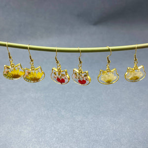 Mio Queena - Floral Cat Head Pressed Dried Flowers Dangle Earrings - PDF