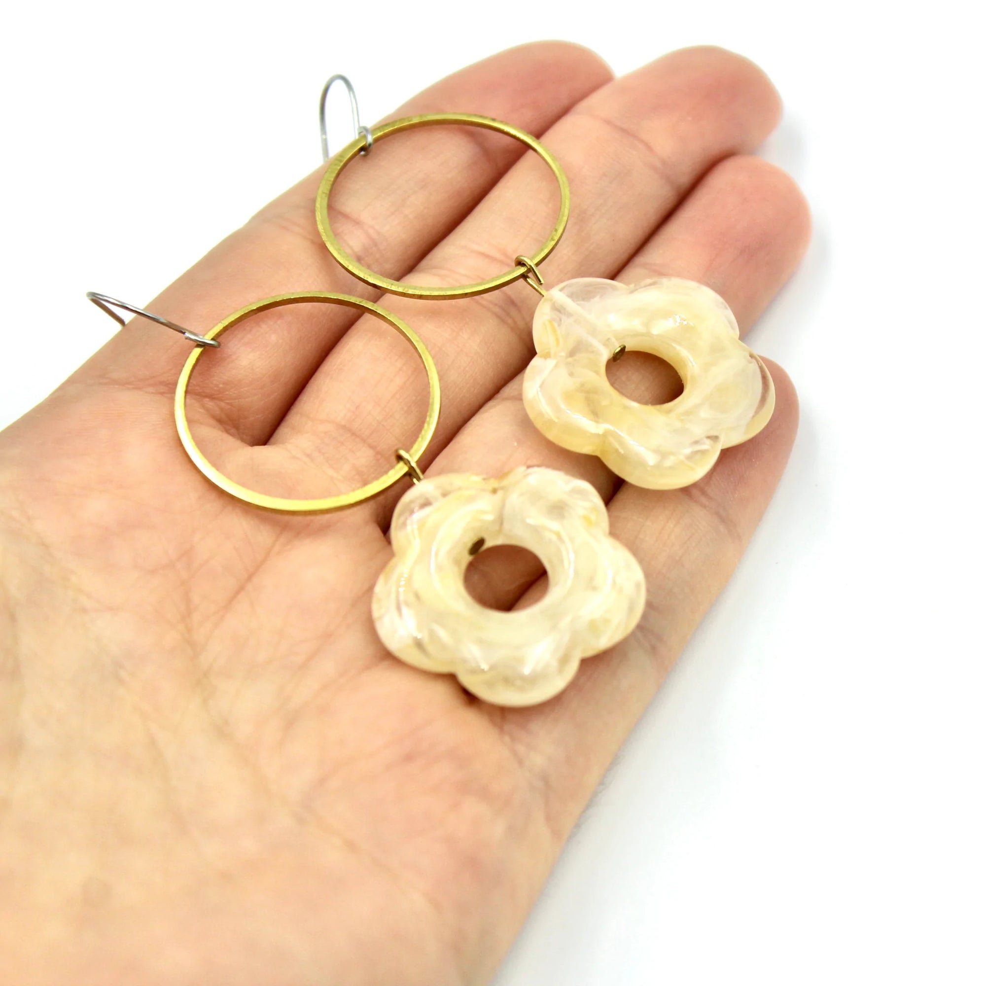 Groovy Flower Hoop Earrings (white)